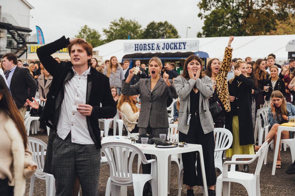 INVADES // Haydock Park Races