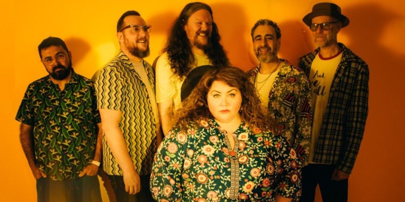 Ríoghnach Connolly & Honeyfeet